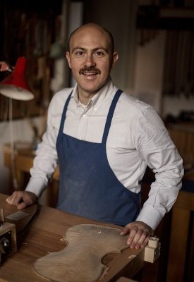Ioannis Apostolou, liutaio