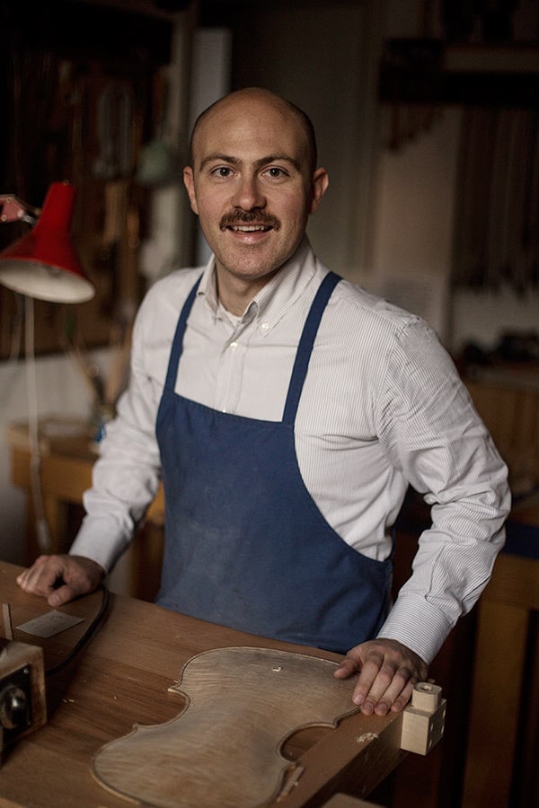 Ioannis Apostolou, liutaio